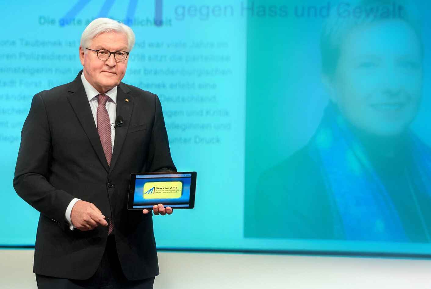 Bundespräsident Frank-Walter Steinmeier schaltet das Portal Stark im Amt in Berlin frei.