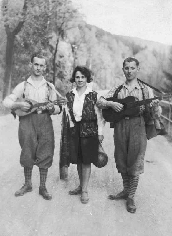 „Eine schöne Zeit für uns war das Wandern und Zelten im Erzgebirge. Mein Bruder spielte die Mandoline und ich die Gitarre, und Anny Hiller, die Tochter meines ersten Kunden, war die Dritte im fröhlichen Bunde." So erinnerte sich Körber an diese Aufnahme von 1927.