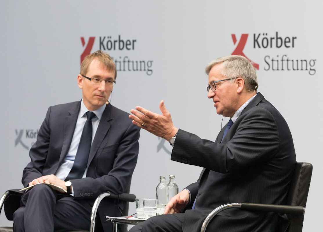 Der frühere polnische Präsident Bronisław Komorowski (r.) sprach mit Thomas Paulsen, Vorstand der Körber-Stiftung, über den Wert Europas