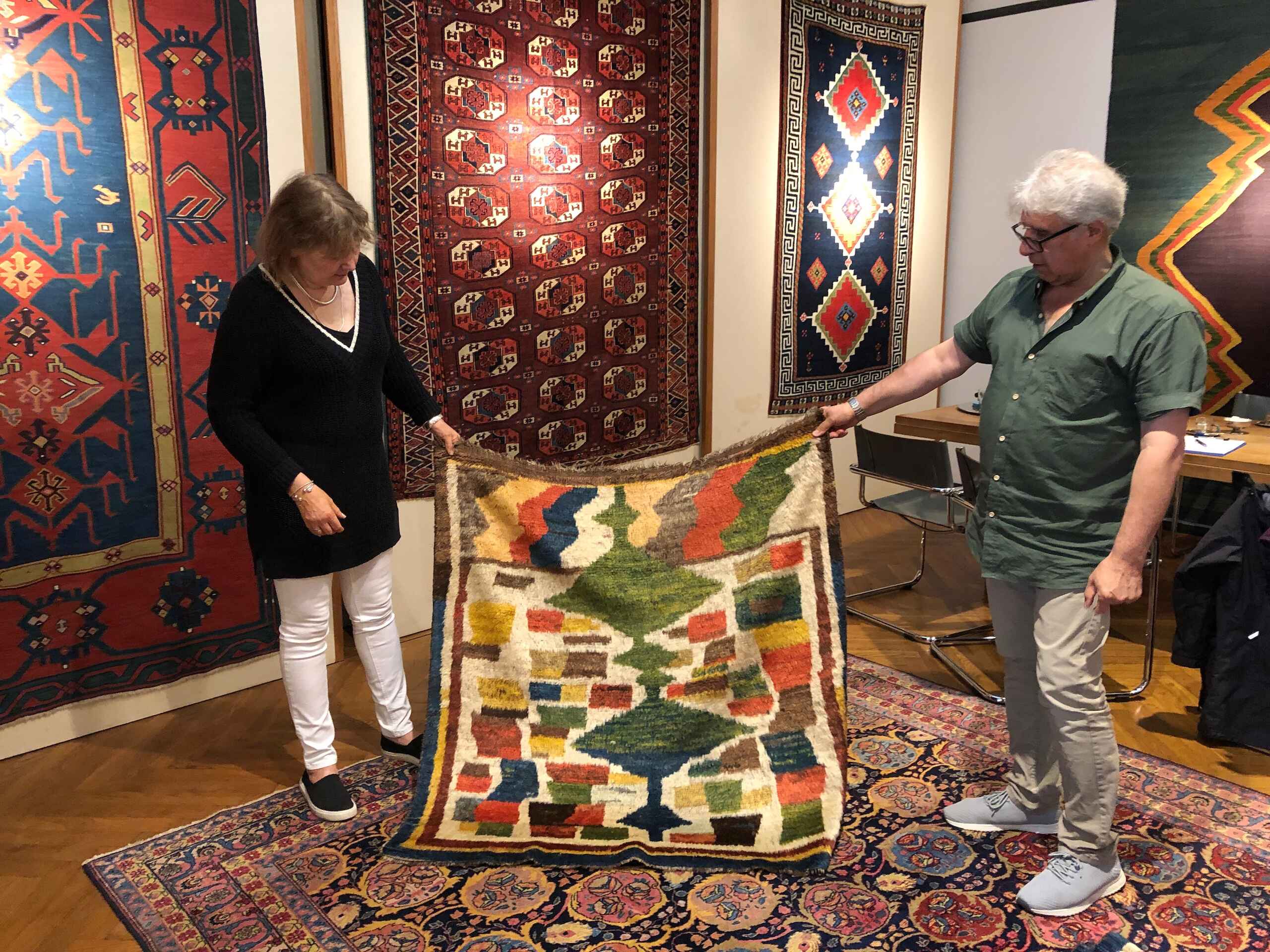 Das Ehepaar Tehrani mit einem nomadischen Teppich