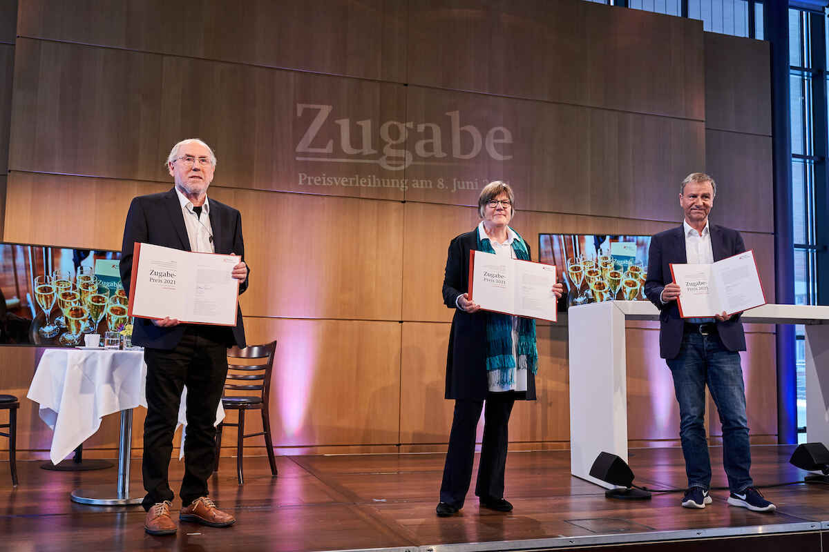 Die drei ausgezeichneten Gründer*innen bei der Zugabe-Preisverleihung 2021 im Hamburger KörberForum. Von links: Josef Martin, Annette Habert, Dirk Müller-Remus
