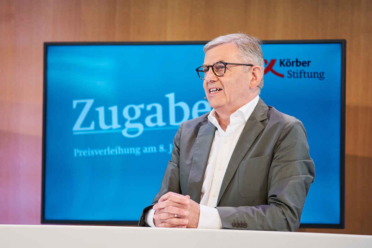 Als Vertreter der Jury würdigt Rudolf Kast, Vorstandsvorsitzender des Demografie Netzwerks ddn, die Preisträger*innen