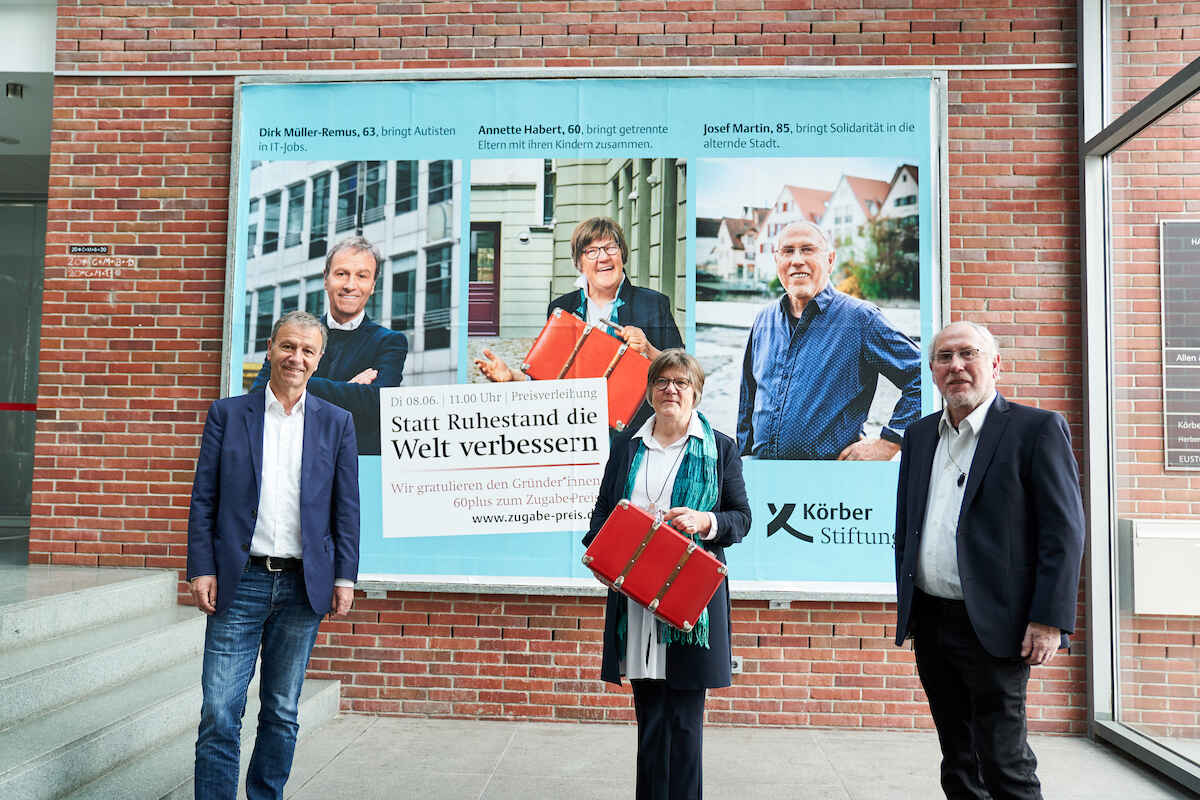 Plakatiert in ganz Hamburg und heute ausgezeichnet: Die Zugabe-Preisträger*innen 2021, v.l. Dirk Müller-Remus, Annette Habert, Josef Martin