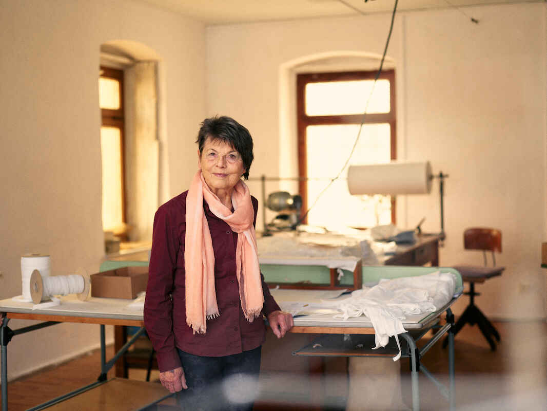 Gisela-Elisabeth Winkler in der Fertigungswerkstatt der saba Wäsche