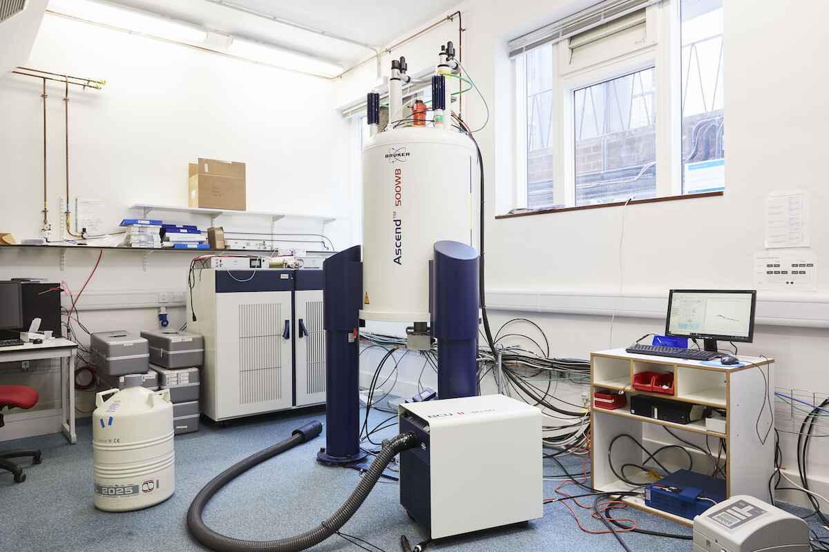 NMR-Spektrometer im Labor von Clare Grey. Der darin enthaltene Elektromagnet erzeugt ein Magnetfeld, das etwa 260.000-mal so stark ist wie das der Erde. Im Innern dieses Spektrometers kann Greys Team unter anderem Mini-Versionen neuartiger Lithium-Akkus in laufendem Betrieb testen.