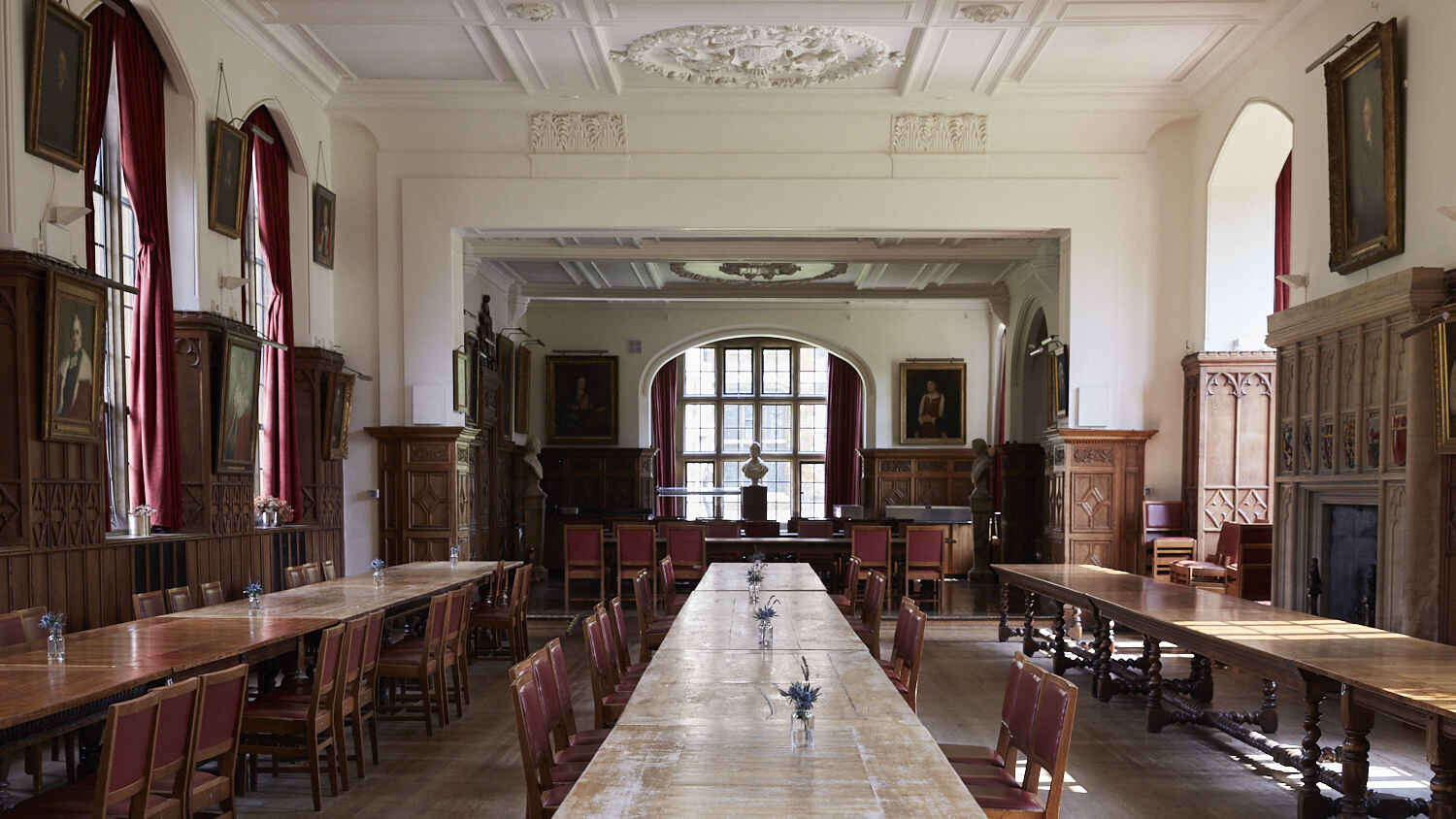 The dining hall in Pembroke College serves as a cafeteria for students and fellows and is also used for banquets.