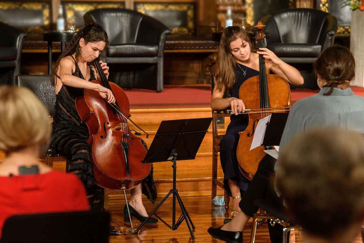 Die Stipendiatinnen der Deutschen Stiftung Musikleben, Annabel Hauk und Anna Olivia Amaya Farias, sorgten für den musikalischen Rahmen.