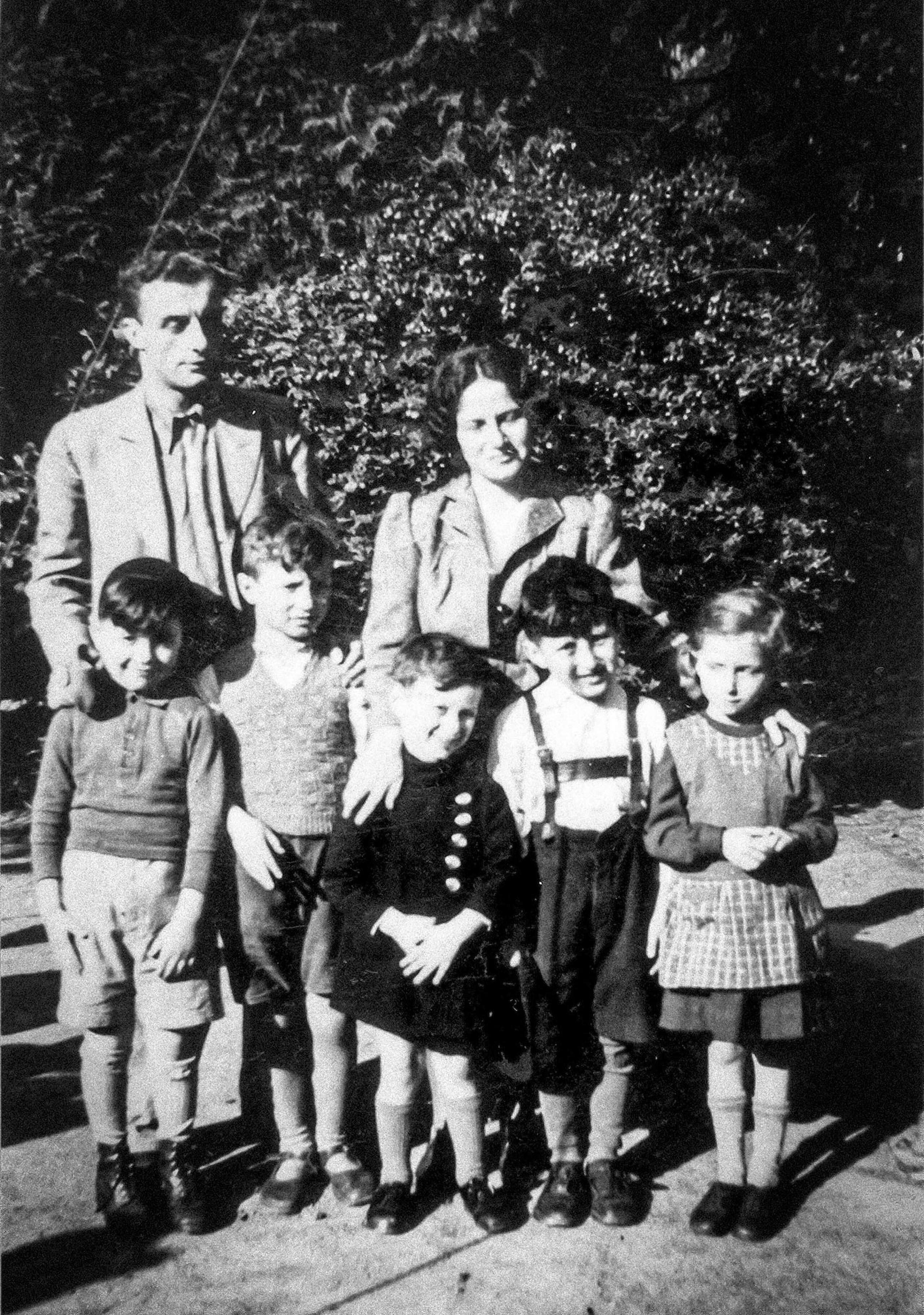 Herta Mayer mit Kindern der jüdischen Schule in Bad Nauheim