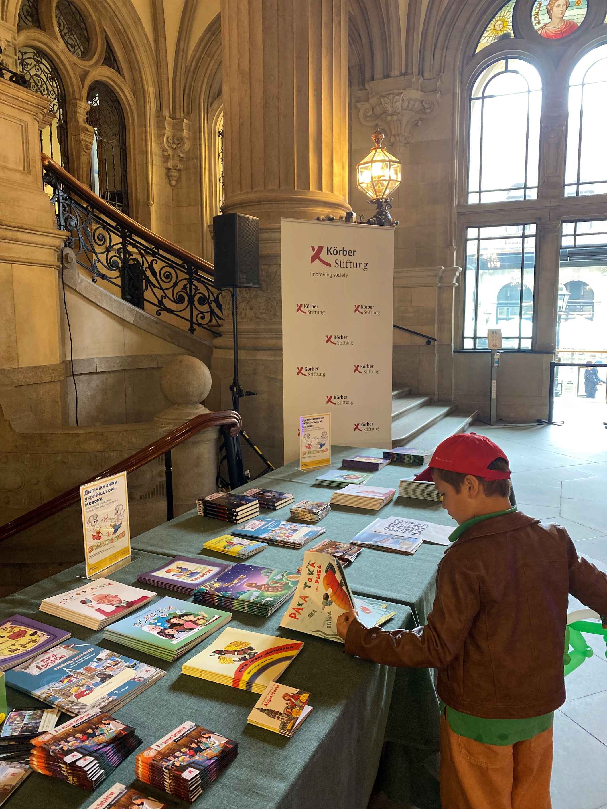Vom 8. bis 10. Juli wurden die Bücher im Hamburger Rathaus bei einer Veranstaltung der Hamburgischen Bürgerschaft für ukrainische Kinder präsentiert.
