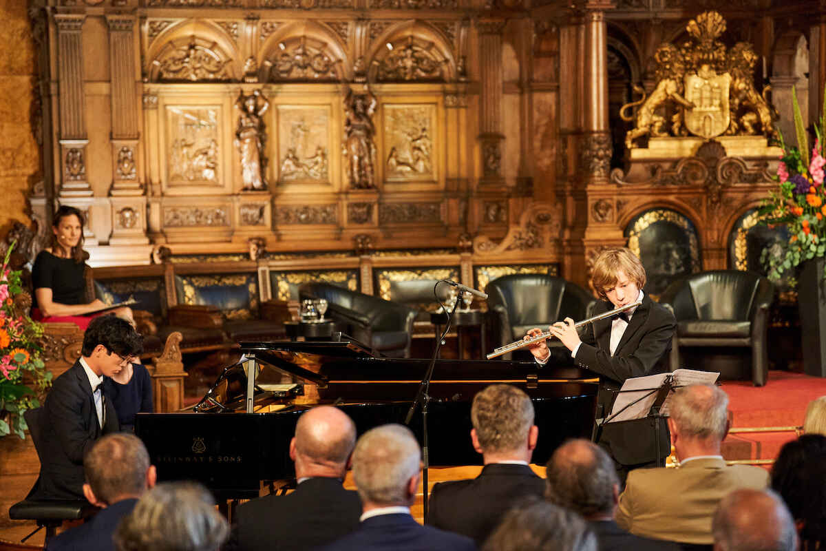 Die Stipendiaten der Deutschen Stiftung Musikleben, Fabian Egger (Querflöte) und Johann Zhao (Klavier), sorgten für den musikalischen Rahmen.