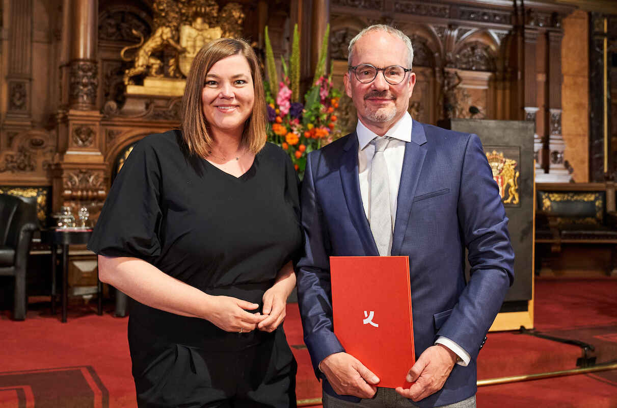 Katharina Fegebank (Zweite Bürgermeisterin der Freien und Hansestadt Hamburg) mit dem diesjährigen Preisträger