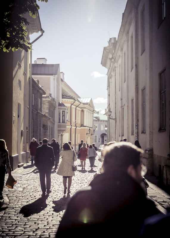 MYL laufen durch die Altstadt von Tallinn