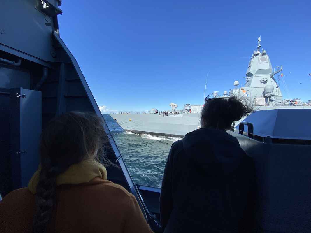 Mitglieder des KNA beobachten eine gemeinsame Übung mit der Fregatte Sachsen