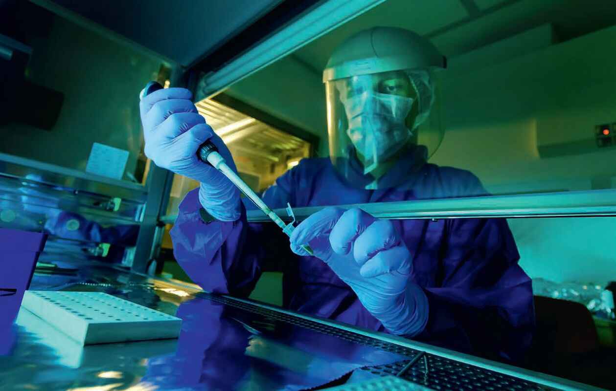 Here the extraction of DNA from Neanderthal bones is being prepared. To avoid contamination, the scientists work under cleanroom conditions similar to those in the chip industry.