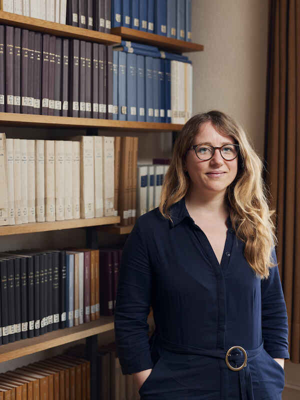 Davina Höll promovierte im Rahmen des Graduiertenkollegs „Life Sciences-Life Writing” an der Johannes-Gutenberg Universität Mainz