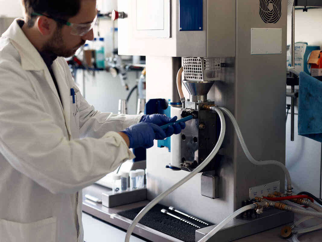 Im Labor erstellt Manuel Häußler mithilfe spezieller Geräte Prüfkörper. Diese dienen zur Untersuchung neuer Materialien.
