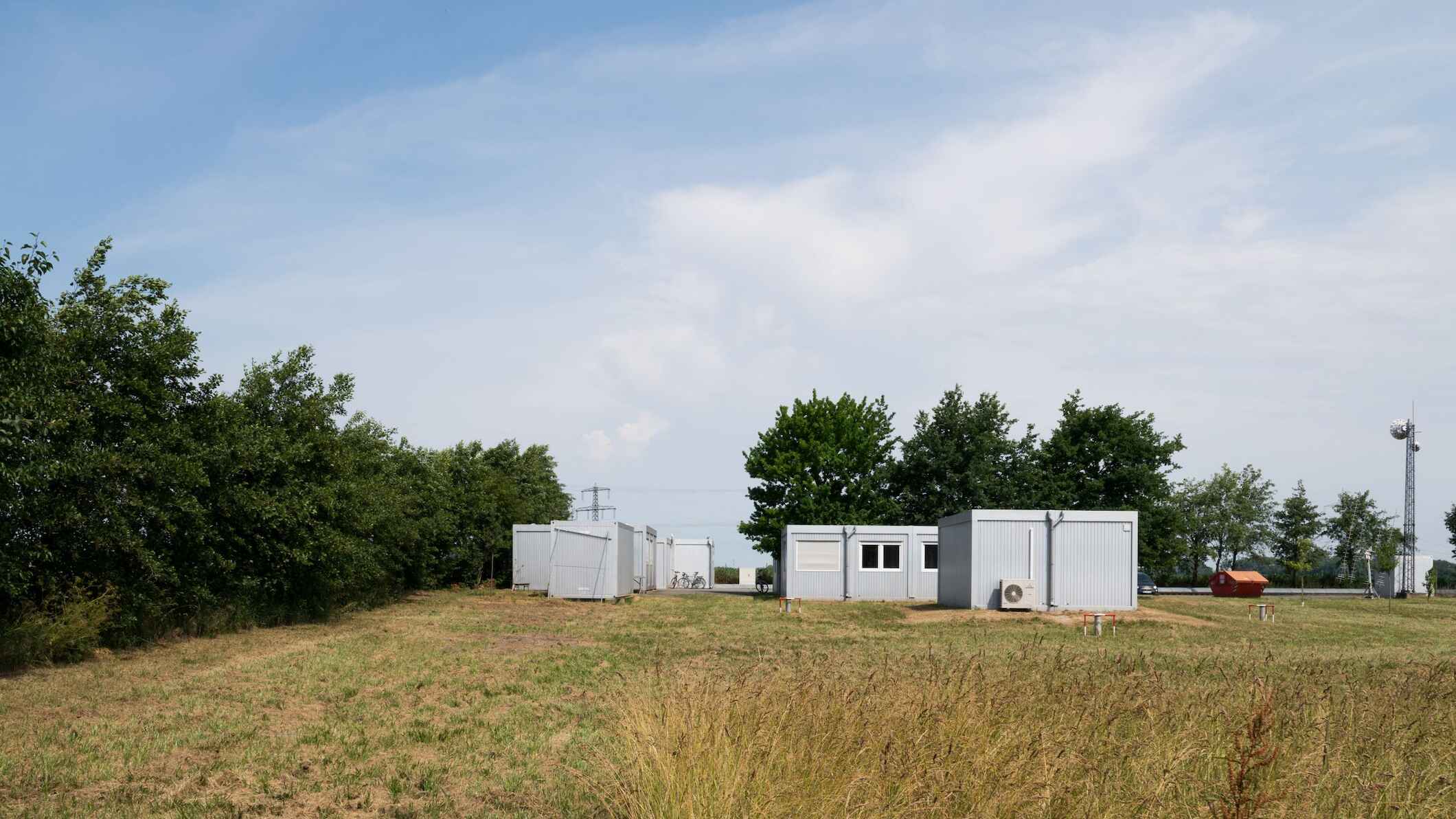 The GEO600 gravitational wave detector near the village of Ruthe close to Hannover. The researchers work in the containers. The laser’s measurement beams pass through two 600 meter long vacuum tubes. GEO600 is particularly sensitive for waves from the explosions of supernovae and the mergers of neutron stars.