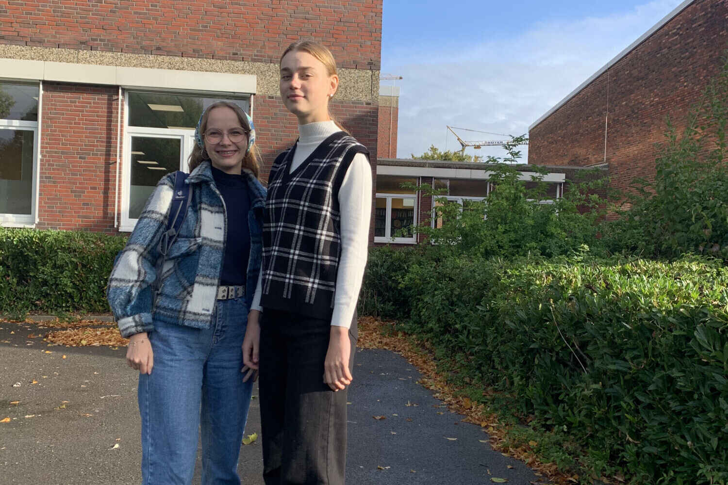 Kateryna und Daria vor ihrer deutschen Schule. Im Frühjahr 2022 flohen sie aus der Ukraine nach Deutschland