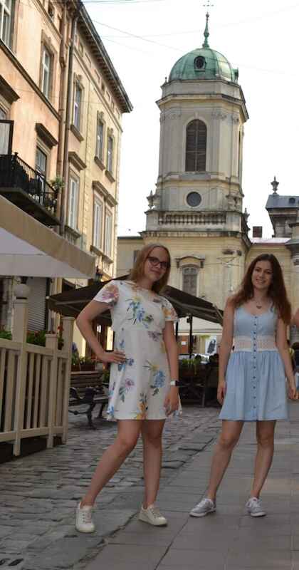 Erinnerungen an friedliche Zeiten: Kateryna und ihre ältere Schwester in der Innenstadt von Lviv, August 2019