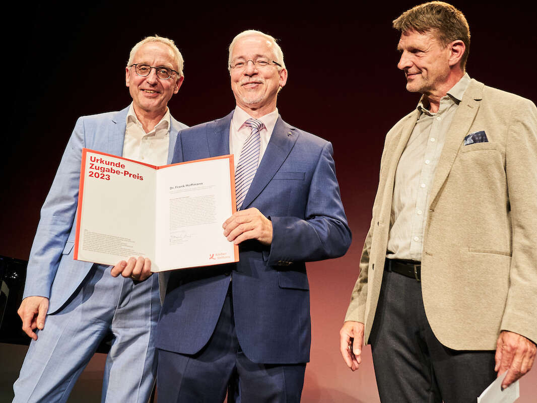 Frank Hoffmann (Mitte) erhält seine Urkunde von Lothar Dittmer und Juror Ralf Sange, Gründer 50plus