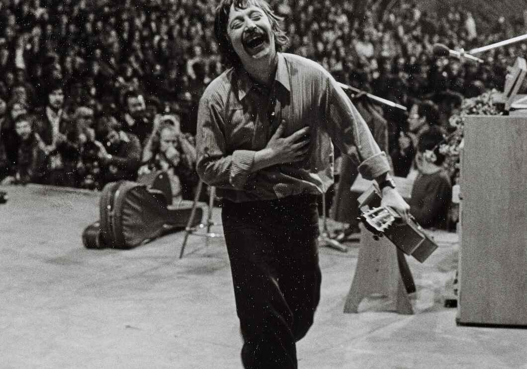 Wolf Biermann beim Konzert in der Sporthalle Köln, 13.11.1976, Foto: Barbara Klemm