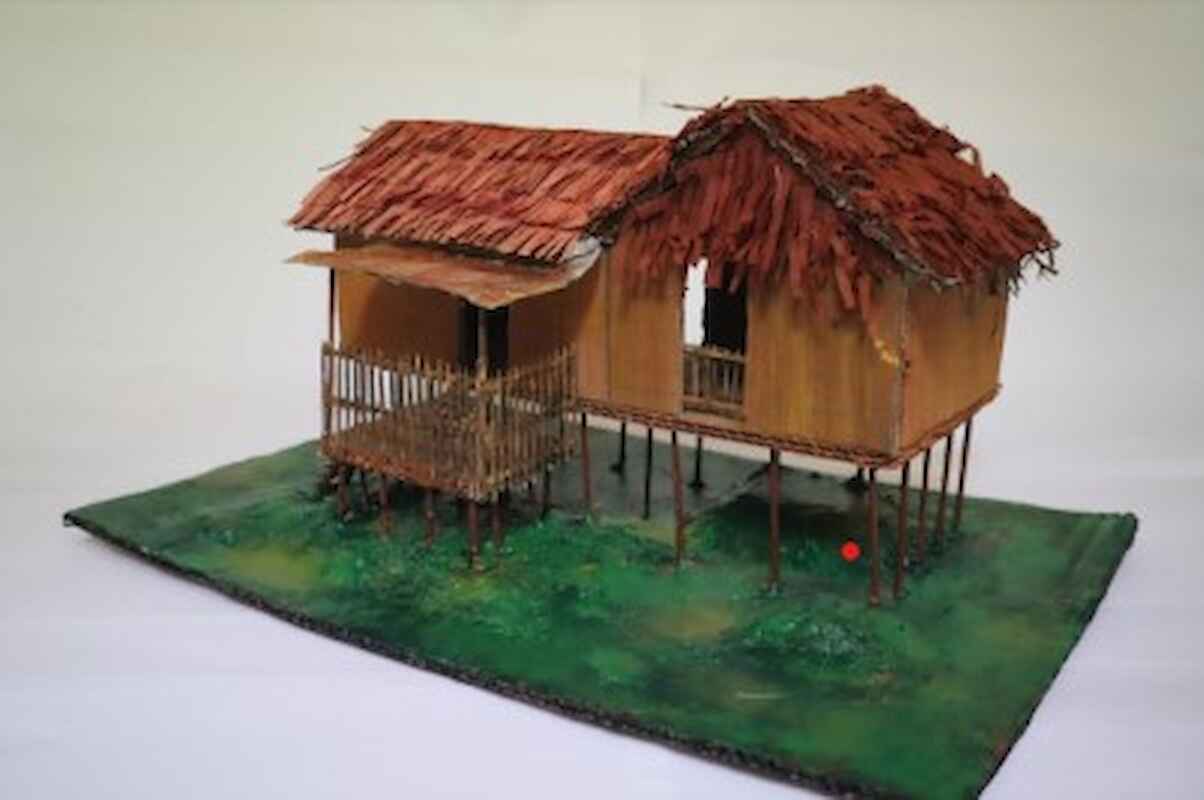 Das selbst gebaute Modell eines Orang Asli Hauses