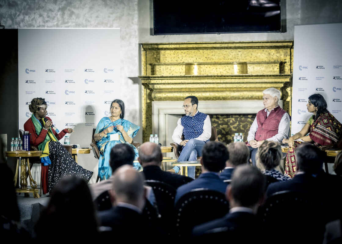 MYL Ineza Umuhoza Grace und Ambika Vishwanath im Gespräch mit Nivedita Khandekar, Journalistin, Arunabha Ghosh, CEO, Council on Energy, Environment and Water, und Narendra Taneja, Chairman, Independent Energy Policy Institute