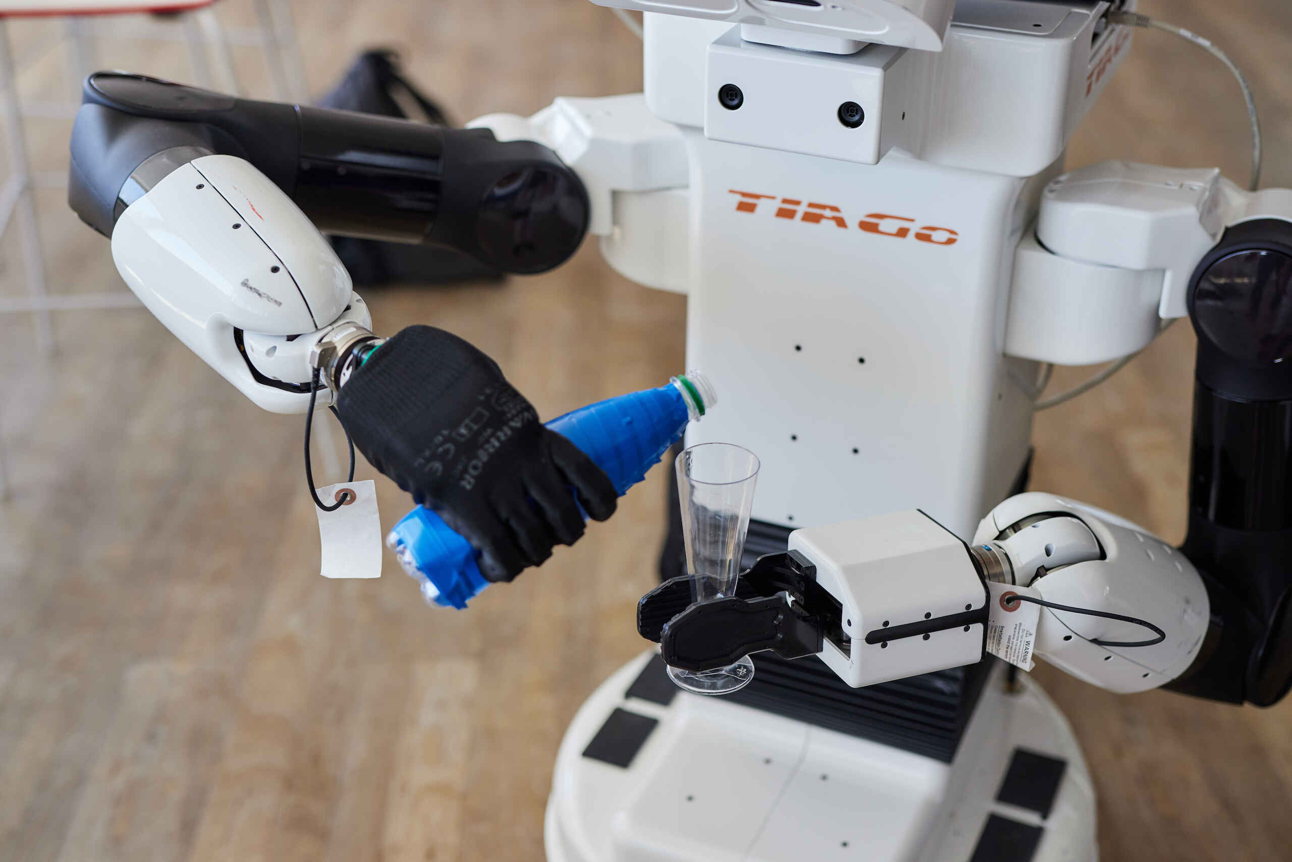TIAGo, ein Forschungsroboter, lernt mittels KI-Unterstützung der KI-Pionierin und Körber-Preisträgerin Cordelia Schmid grundlegende menschliche Fähigkeiten.
