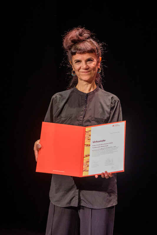 Die Preisträgerin Farkhondeh Shahroudi mit der Urkunde des Exile Visual Arts Award