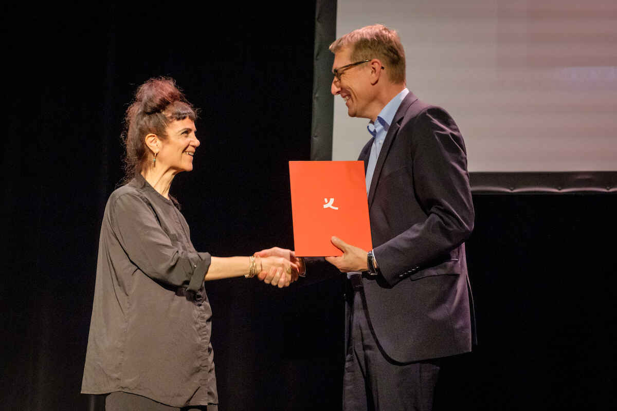 Thomas Paulsen, board member of Körber-Stiftung, presents Farkhondeh Shahroudi with the certificate