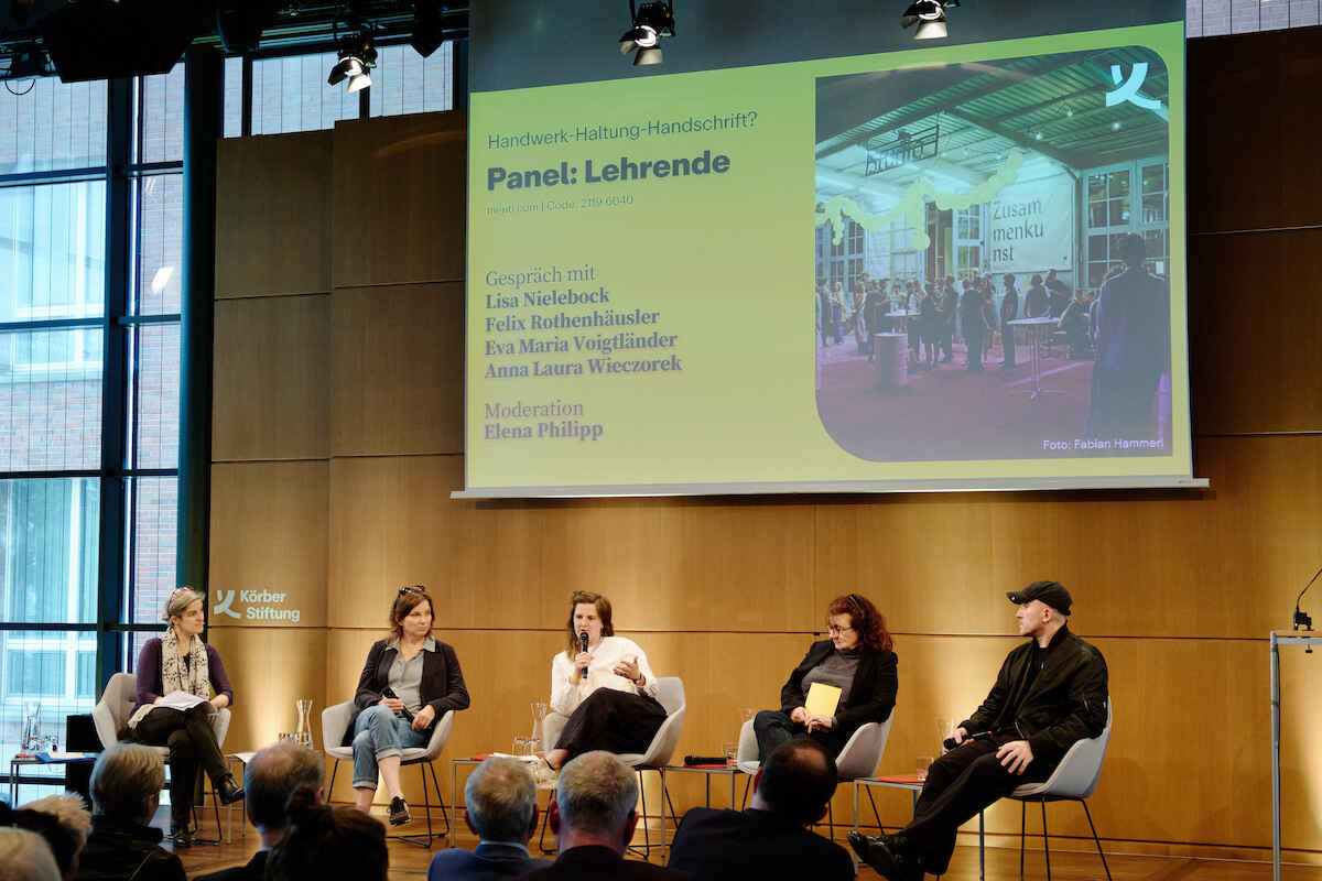 Panel Lehrende: v.l. Elena Philipp (Moderation), Lisa Nielebock, Anna Laura Wieczorek, Eva-Maria Voigtländer, Felix Rothenhäusler