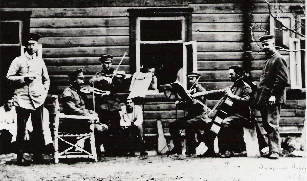 Arthur Samuel mit Cello an der russischen Front, Litauen 1916