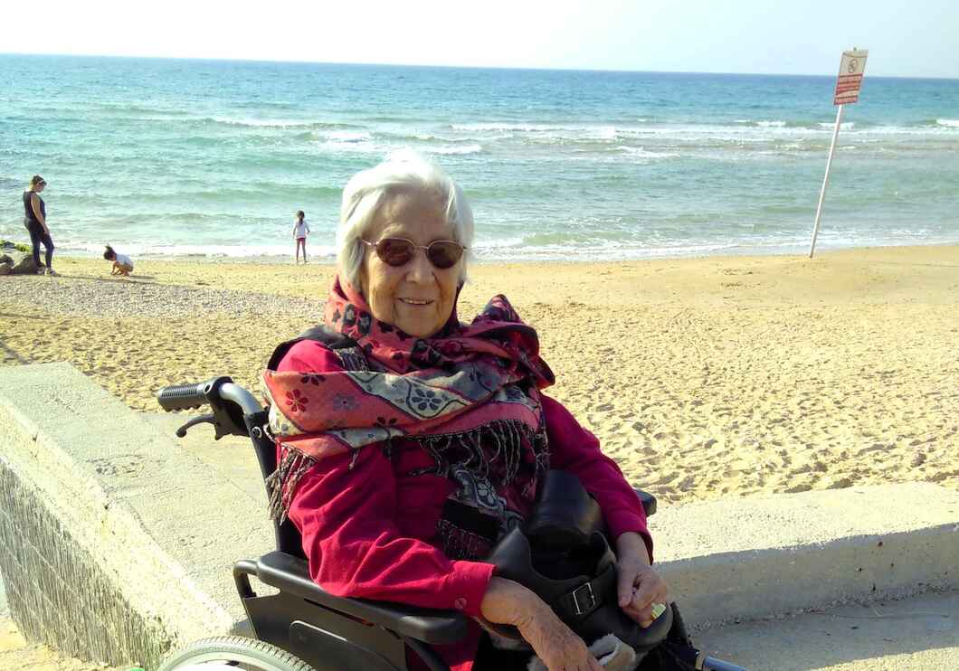 Alisa Weil am Strand von Haifa