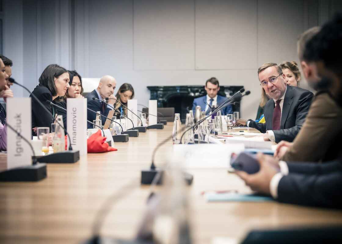 Boris Pistorius im Austausch mit den Munich Young Leaders auf der Münchener Sicherheitskonferenz.