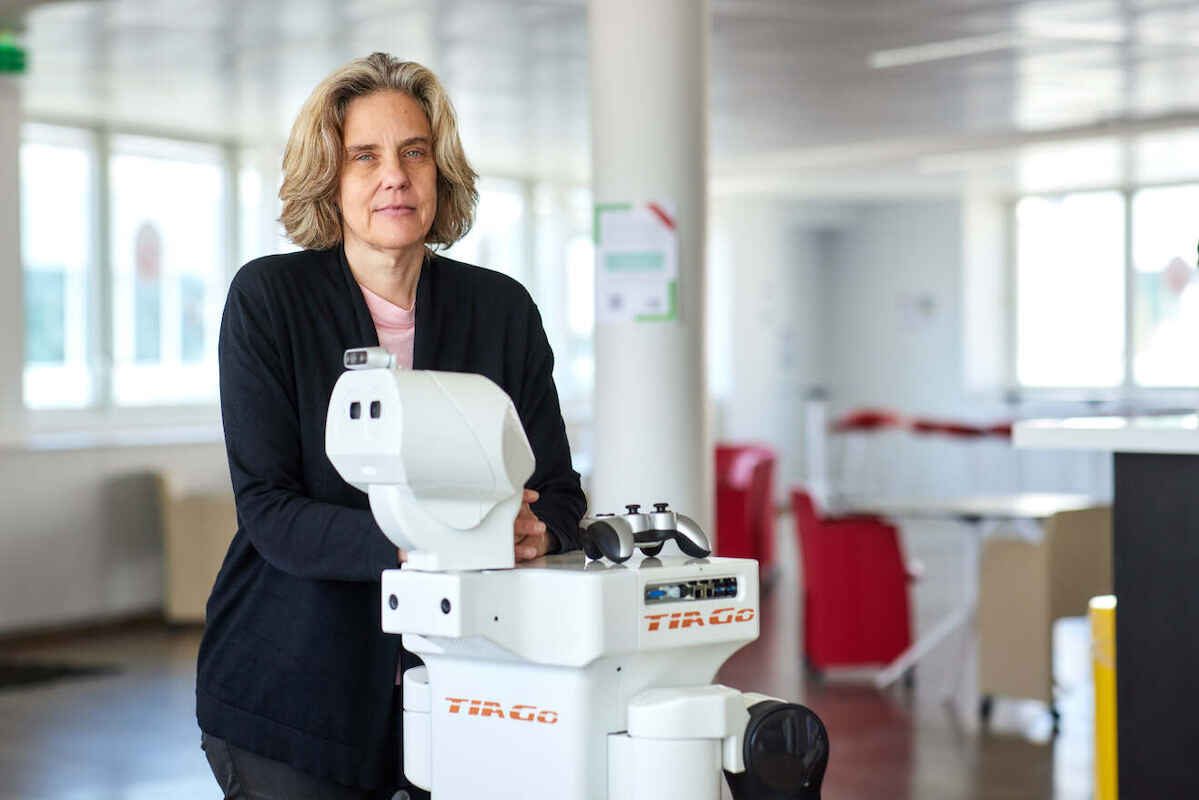 Cordelia Schmid mit Roboter TIAGo.