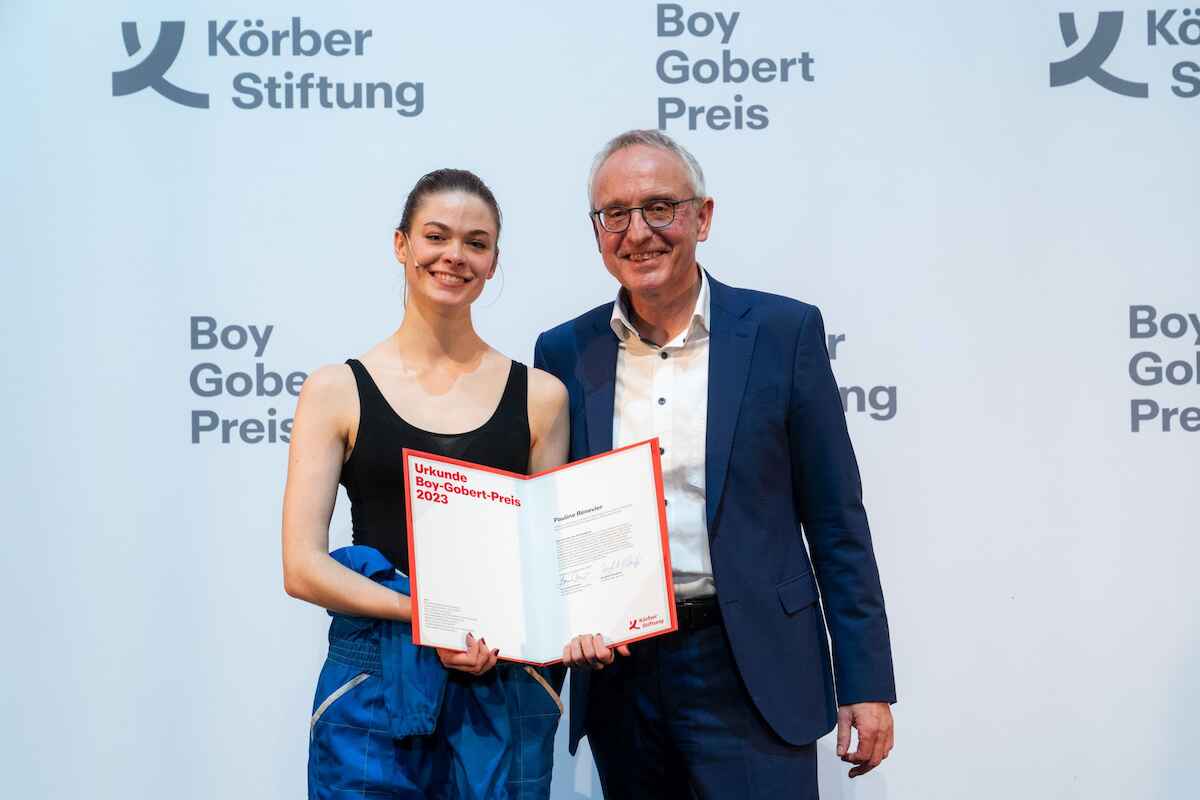 Dr. Lothar Dittmer überreicht Pauline Rénevier den Boy-Gobert-Preis.