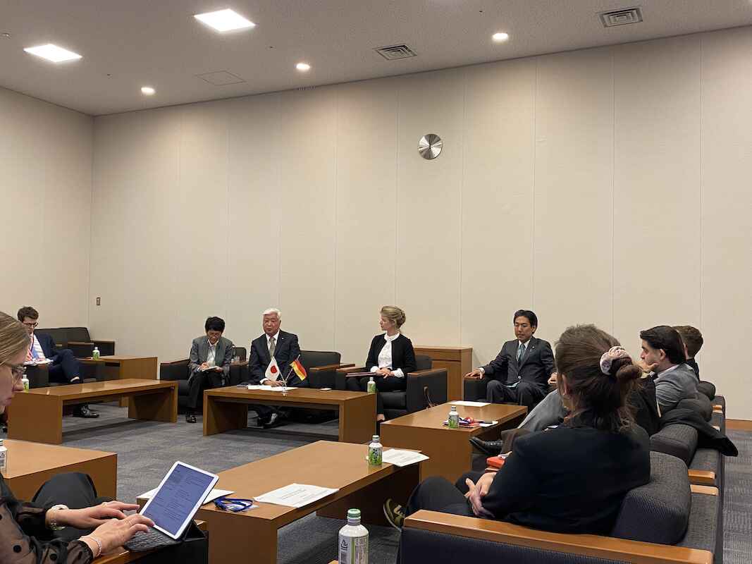 KNA im Gespräch mit den Parlamentsabgeordneten Gen Nakatani und Minoru Kiuchi