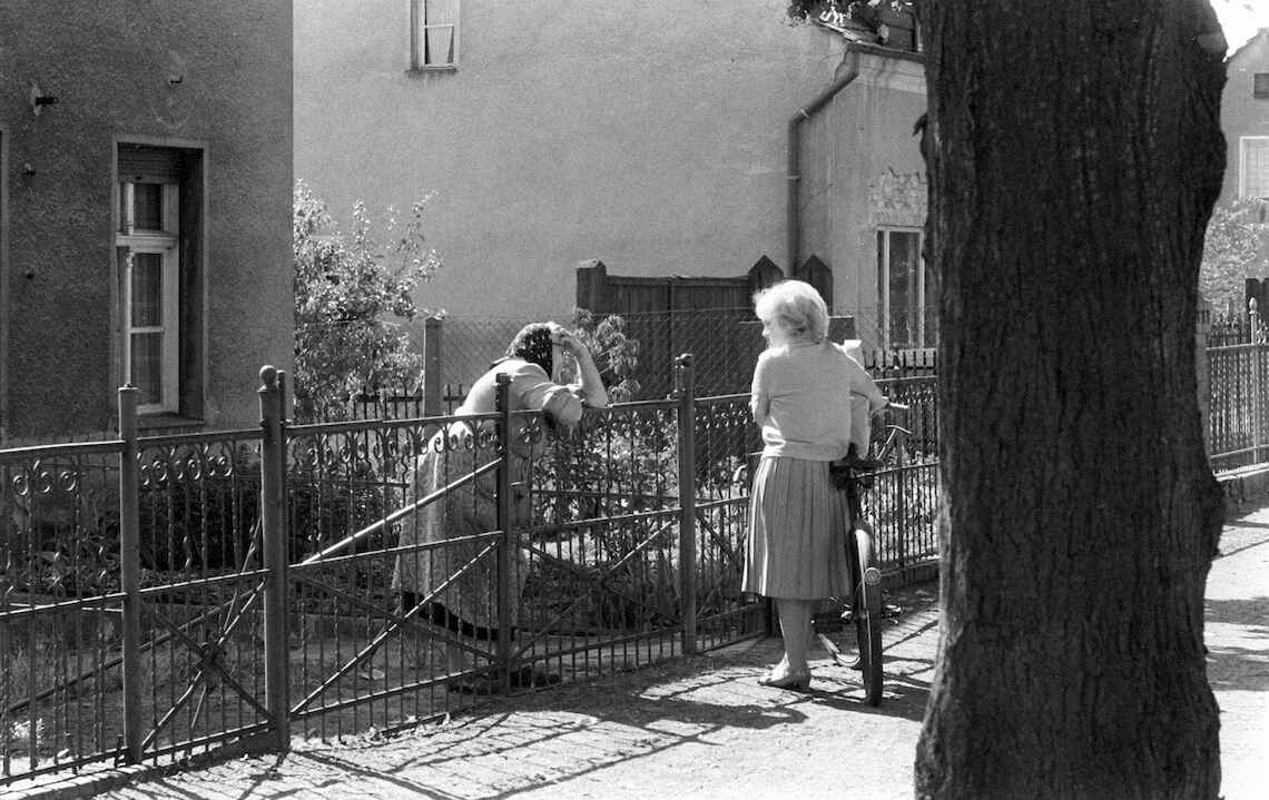 Gute Zäune machen gute Nachbarn?  Eine Unterhaltung am Gartenzaun in Großbeeren 1975